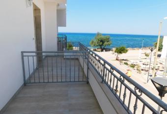 Bilocale con balcone sul mare 107 has Balcony rooms