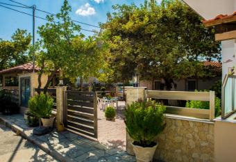 Villa Alexandra allows 18 year olds to book a room