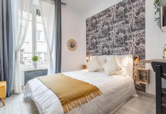 HOME SWEET VAISE allows 18 year olds to book a room