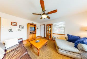 Backyard Escape has Balcony rooms