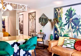 MUSE-Luxe Apartment in Port Douglas has Balcony rooms