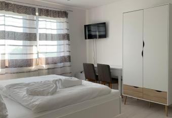 HGH - Hotel Garni Helbig has rooms with a private hot tub