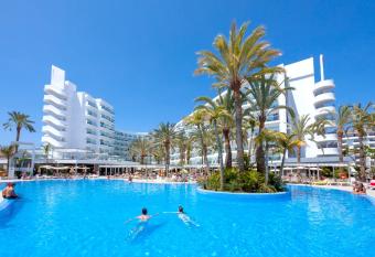 Hotel Riu Papayas - All Inclusive allows 18 year olds to book a room
