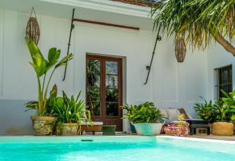 La Alberca de Fari  as allows 18 year olds to book a room