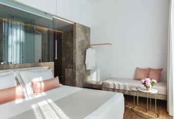 Mirabile Luxury Suites has rooms with a private hot tub