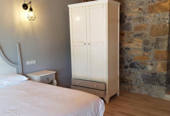 Posada las Albarcas has rooms with a private hot tub