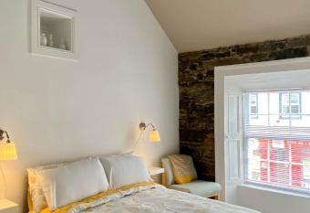 Room 1 Camp Street B&B allows 18 year olds to book a room