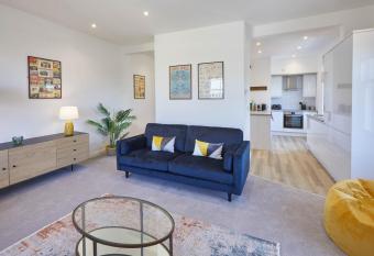 Host & Stay - Cornerhouse Apartments allows 18 year olds to book a room