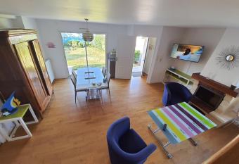 MAISON AU COEUR DE LA PETITE CITE DE CARACTERE has Balcony rooms