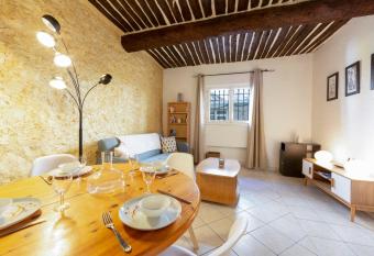 BNB RENTING atypical one bedroom apartment in the heart of Antibes has Balcony rooms