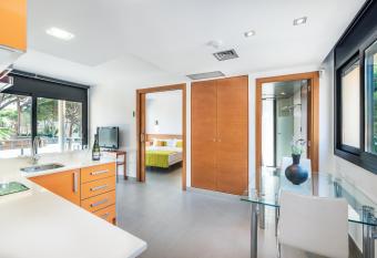 Aparthotel Las Palmeras Castelldefels has Balcony rooms