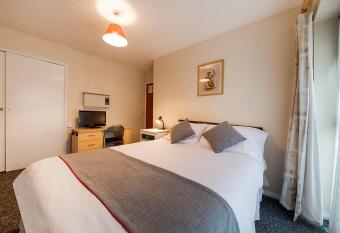 OYO Honeycroft Lodge allows 18 year olds to book a room