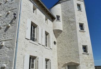 Logis de Pierre Lev  e has Balcony rooms