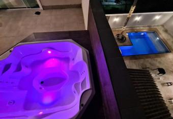 Marmeu Enseada com Hidro Aquecida Privativa has rooms with a private hot tub