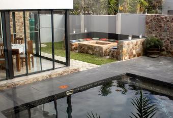 Elizabeth House has Balcony rooms