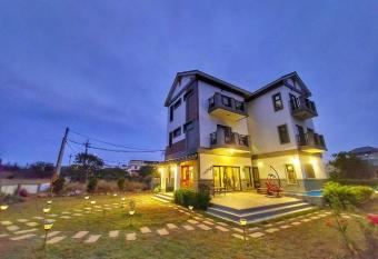              Otter footprints B&B has Balcony rooms