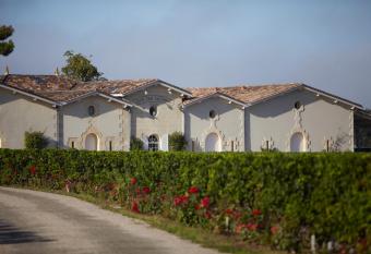 Clos des Jacobins (Grand Cru Class  ) has Balcony rooms