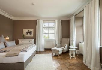 Schloss Kirchberg - Ros   allows 18 year olds to book a room