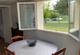 61 TER ST GEORGES DE DIDONNE has Balcony rooms