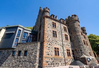 Hotel Burg Staufenberg allows 18 year olds to book a room