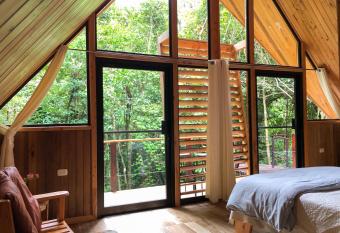 Tityra Lodge has Balcony rooms