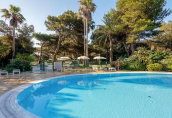 Badine Beach allows 18 year olds to book a room