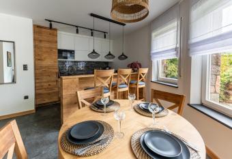 Nad Stawami has rooms with a private hot tub