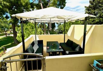 MIRTA deluxe SUPERIOR 5 star apartment, your piece of heaven by the sea & park, with sea & park view has Balcony rooms