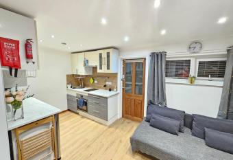 Studio apartment, TV, WiFi Kitchen Parking, Wembley Elizabeth Line has Balcony rooms