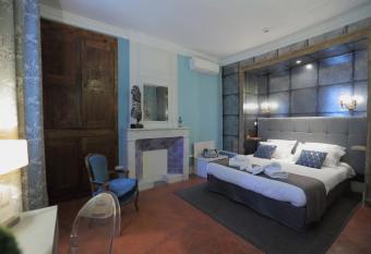 H  tel LA MARGELLE allows 18 year olds to book a room