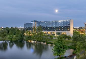 Maritim Airport Hotel Hannover allows 18 year olds to book a room