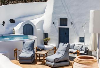 Gemini Cave Villa has rooms with a private hot tub