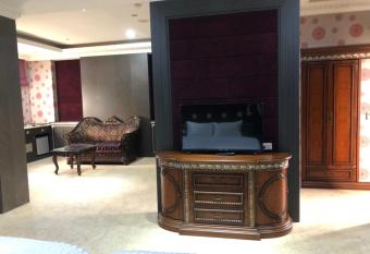 Royal Garden Motel - Chiayi Branch allows 18 year olds to book a room