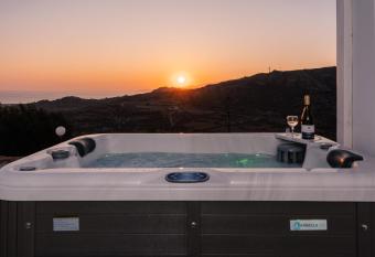Naxos Aethereal View has rooms with a private hot tub