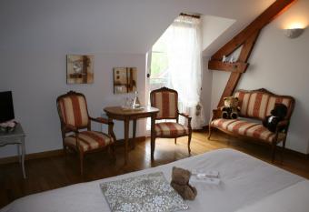 La Closerie des Sacres allows 18 year olds to book a room