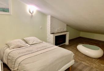 Sous le ciel de Fr  jus allows 18 year olds to book a room