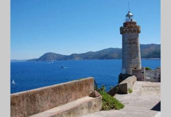 Delizioso Loft a Forte Stella, Isola d Elba allows 18 year olds to book a room