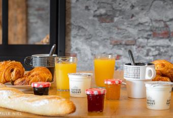 Le garage de Sophie allows 18 year olds to book a room