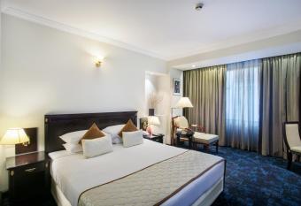 Hotel Sarina has rooms with a private hot tub