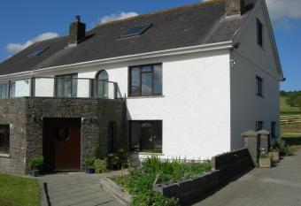 Alltyfyrddin Farm Guest House at The Merlin s Hill Centre has Balcony rooms