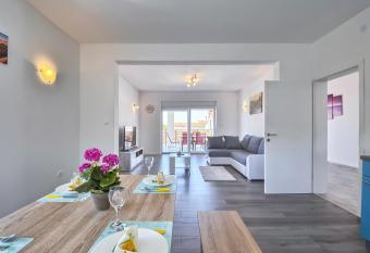 VILLA ALEXANDRIA has Balcony rooms