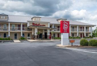 Red Roof Inn & Suites Calhoun has Smoking rooms