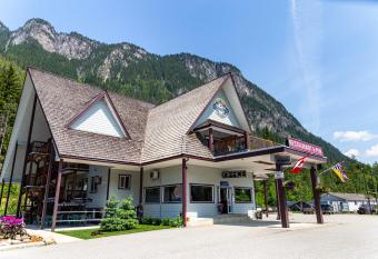 Peaks Lodge has Balcony rooms