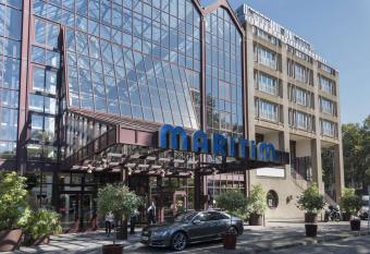 Maritim Hotel K  ln allows 18 year olds to book a room