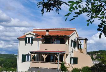 Apartmani Carnizza has Balcony rooms