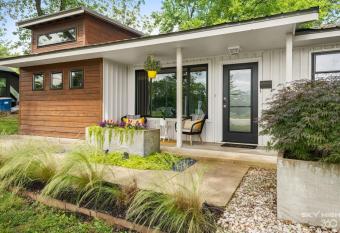 Modern Urban Ranch House in Downtown has Balcony rooms