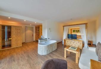 Hotel Gasthof Heckl has Balcony rooms