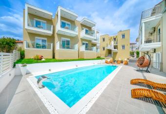 Suites El Greco has Balcony rooms