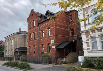 Ferienwohnung M  nch allows 18 year olds to book a room