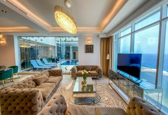 Mirage Bab Al Bahr Beach Hotel has rooms with a private hot tub